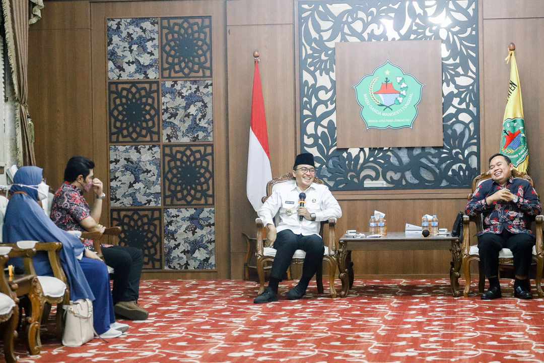 Bupati Pamekasan, H. Baddrut Tamam bersama para ketua RT sekecamatan Pamekasan.
