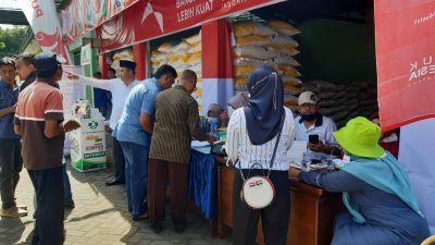 Para petani melakukan pendaftaran dan pemesanan pupuk saat ODP berlangsung.