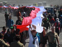 Warna-warni Kemeriahan Upacara HUT Ke-77 RI di Gunung Bromo, Bentangkan Bendera Sepanjang 2022 Meter