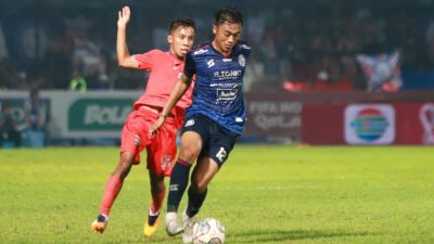 Bek sayap Arema FC Rizky Dwi harus absen di dua laga lanjutan, termasuk melawan PSS Sleman akibat skosing larangan bermain setelah mendapat kartu merah di pekan ke-satu Liga 1 2022-2023 melawan Borneo FC.