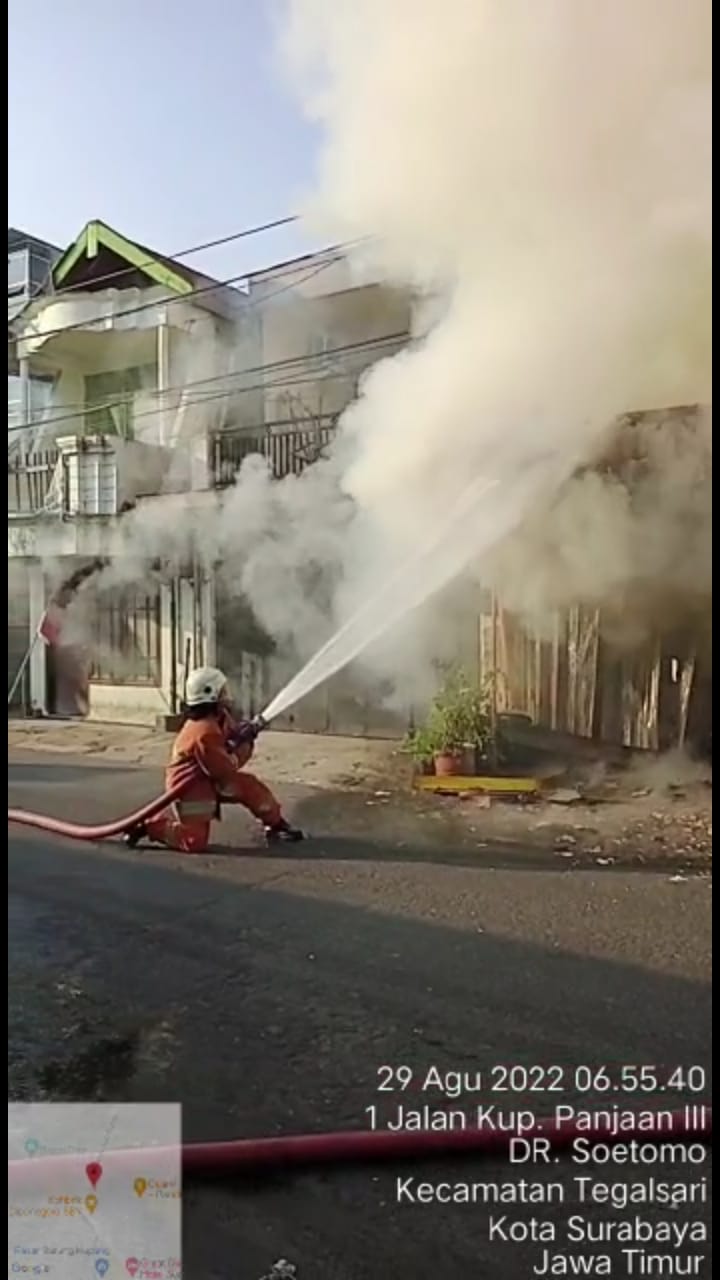 Kebakaran warung. (Foto: Dok Call Center 112/Tugu Jatim)