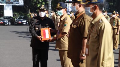 Penyerahan bendera merah putih kepada salah satu perwakilan kecamatan oleh Wali Kota Malang, Sutiaji.