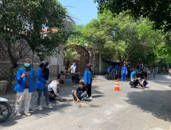Puluhan Pelajar dan Mahasiswa Gelar Aksi Tambal Jalan Berlubang di Bangil Pasuruan