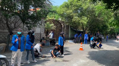 Puluhan Pelajar dan Mahasiswa Gelar Aksi Tambal Jalan Berlubang di Bangil Pasuruan