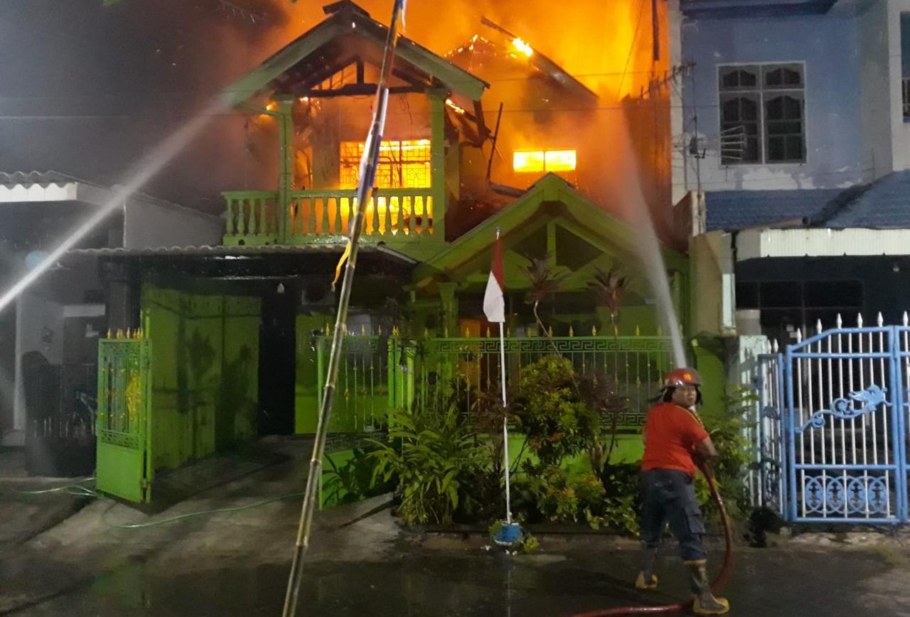 Petugas PMK saat berupaya memadamkan kebakaran rumah di Perumnas Bugul Permai, Kecamatan Bugul Kidul, Kota Pasuruan.