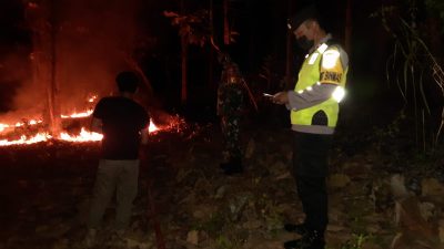 Petugas pemadam kebakaran yang dibantu anggota Polsek dan Koramil Rengel berjibaku memadamkan api yang melahap lahan Perhutani.