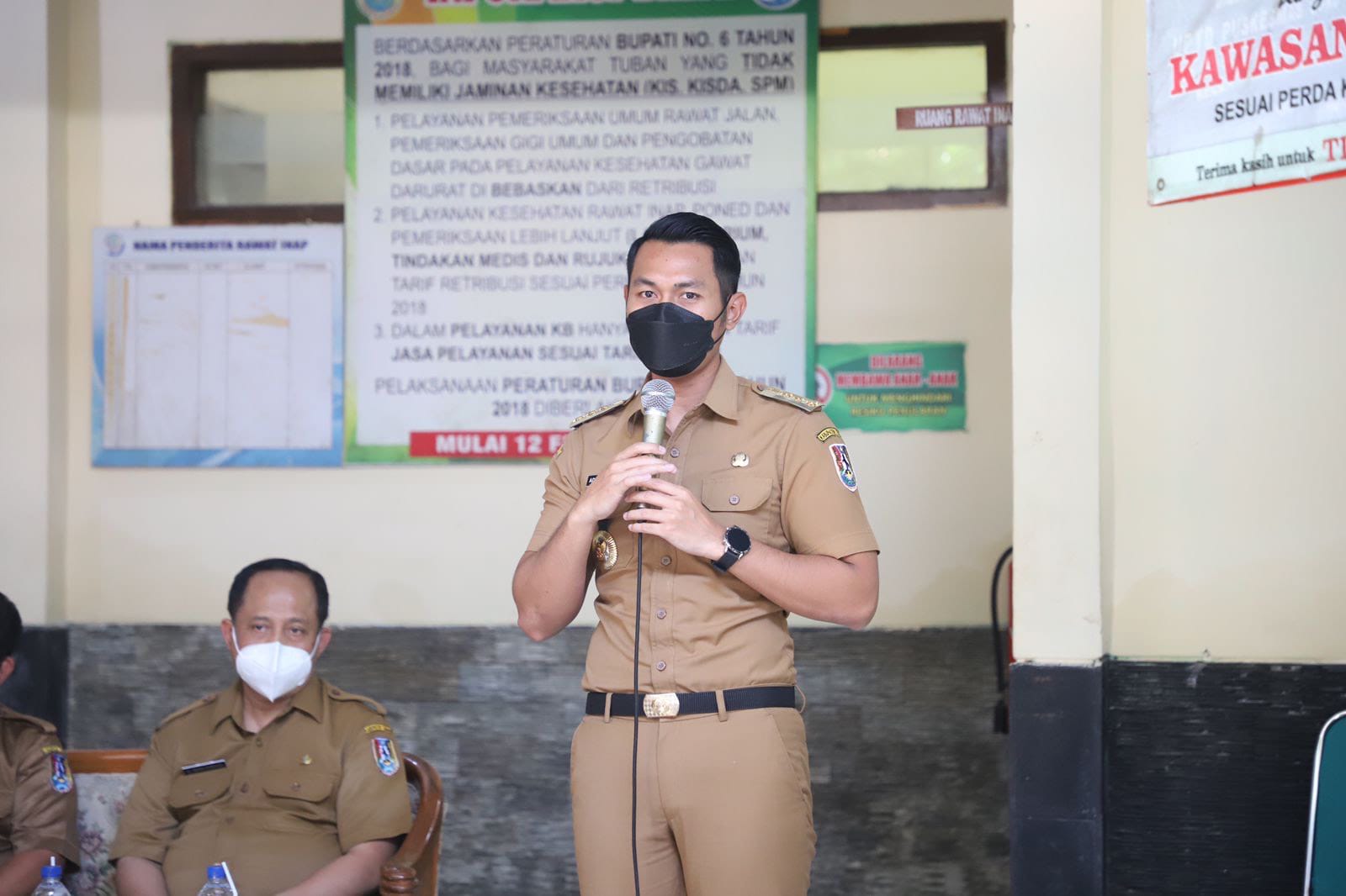 Bupati Tuban, Aditya Halindra Faridzky, saat berdiskusi bersama kepala desa dan masyarakat di Puskesmas Soko, Tuban.