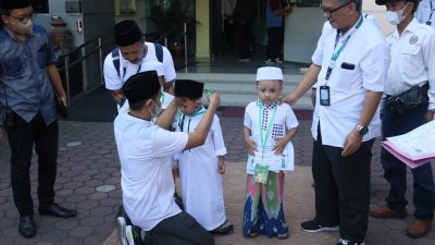 Peserta khitanan massal gratis yang digelar oleh Kantor Wilayah XII PT Pegadaian Surabaya.