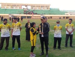 Pencarian Bibit Atlet Tuban di Tingkat Pelajar, Mas Lindra Serahkan Puluhan Trofi Bupati Cup
