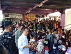 Presiden Jokowi Kunjungi Pasar Pucang Surabaya, Bagikan Sembako dan BLT kepada Warga