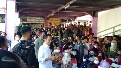 Presiden Jokowi ketika menyapa dan bercengkrama dengan warga di pasar Pucang Anom Surabaya pada Minggu (21/8/2022).