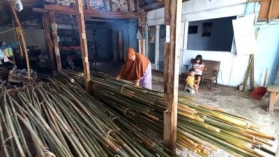 Penjual bambu. (Foto: Laoh Mahfud/Tugu Jatim)