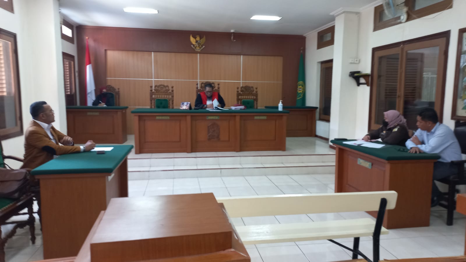 Suasana sidang putusan praperadilan kasus dugaan korupsi proyek JLU di PN Kota Pasuruan.