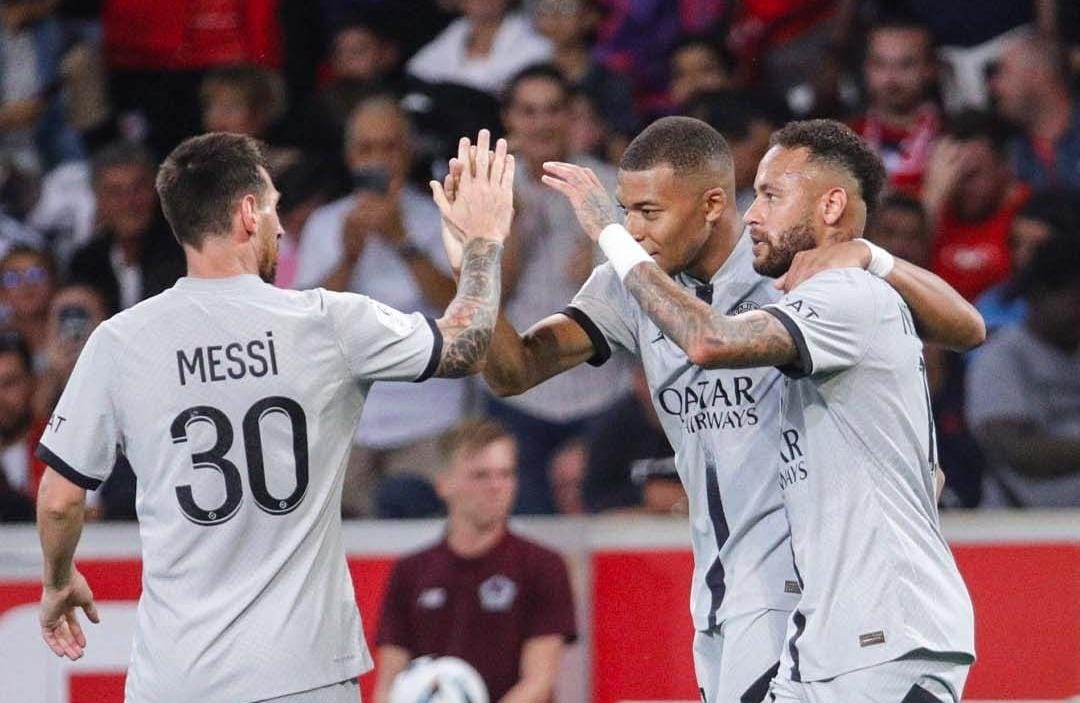 Dari kiri: Lionel Messi, Kylian Mbappe, Neymar Jr saat melakukan selebrasi setelah mencetak gol ke gawang Lille Senin (22/8/2022) dini hari.