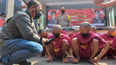 Kasatreskrim Polres Pasuruan Kota, AKP Bima Sakti, saat menanyai salah satu tersangka dari 11 orang pelaku pengeroyokan yang tewaskan pemuda asal Lekok, Pasuruan.