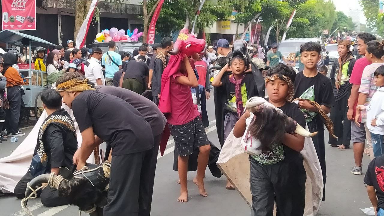 Atraksi seni bantengan bertajuk ''Karnaval 1000 Banteng'' meramaikan akhir pekan warga Kota Batu, Jawa Timur, Minggu (8/8/2022). Warga tumpek blek memenuhi sepanjang Jalan mulai dari Alun-Alun Kota Batu hingga Balai Kota Among Tani.