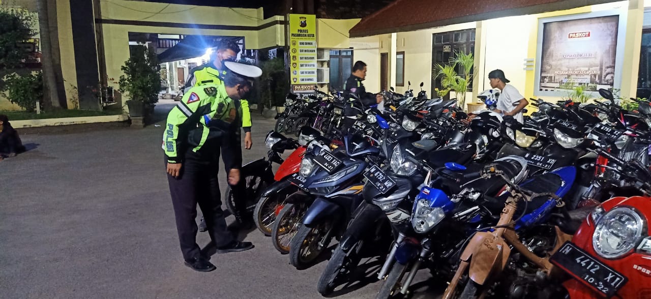 40 motor protolan dan berknalpot brong yang terjaring razia balap liar diamankan di Mapolres Pasuruan Kota.
