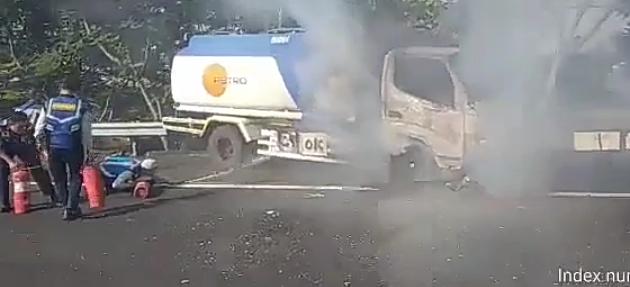 Petugas melakukan pemadaman truk tangki pertamina yang terbakar di Tol Pandaan Malang KM 54/A pada Selasa (9/8/2022).