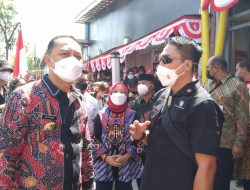 Wali Kota Surabaya dan Warga Tunggu Presiden Jokowi di Pasar Pucang