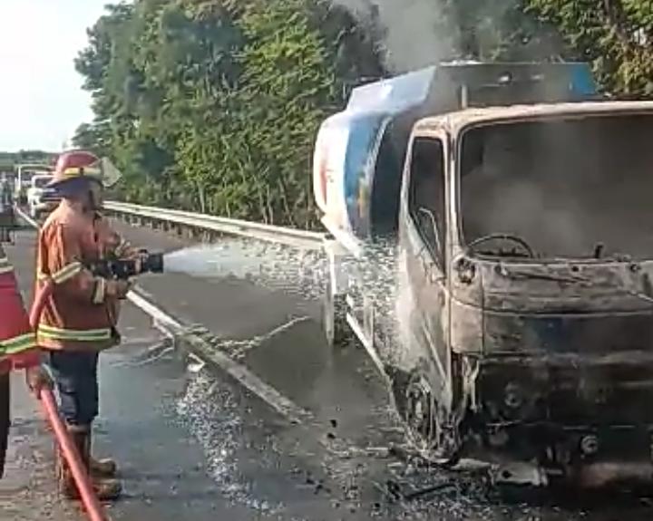 Kondisi truk tangki Pertamina yang terbakar di Tol Pandaan-Malang KM 54/A diduga akibat korsleting listrik.