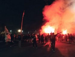 Aksi Corteo Aremania Merahkan Langit Kota Malang, 35 Tumpeng Dibagikan Rayakan HUT Arema FC