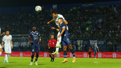 Duel Pemain Arema FC Gian Zola dengan pemain PSS Sleman.