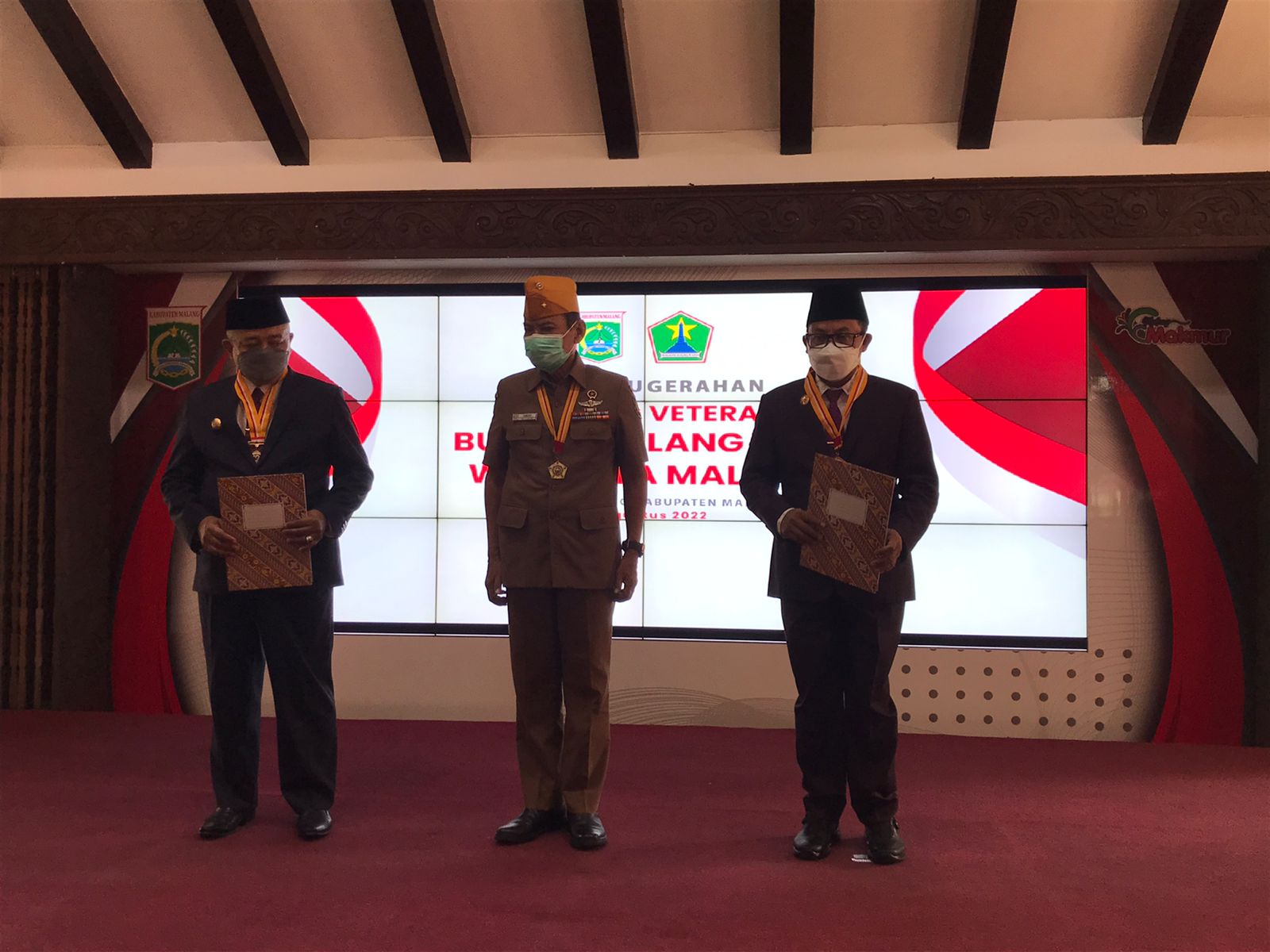 Wali Kota Malang, Sutiaji, usai menerima penganugerahan Bintang Veteran dari Ketua DPP LVRI Jatim, Brigejn TNI (Purn) Drs Ismadi MBA MSi, di Pendopo Agung Kabupaten Malang, Senin (15/8/2022).