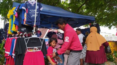 Penjual atribut. (Foto: M. Ulul Azmy/Tugu Malang)