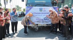 Gubernur Jawa Timur, Khofifah Indar Parawansa, ketika memecahkan kendi ke truk sebagai simbol pelepasan ekspor komoditas perikanan di Grand City Surabaya.