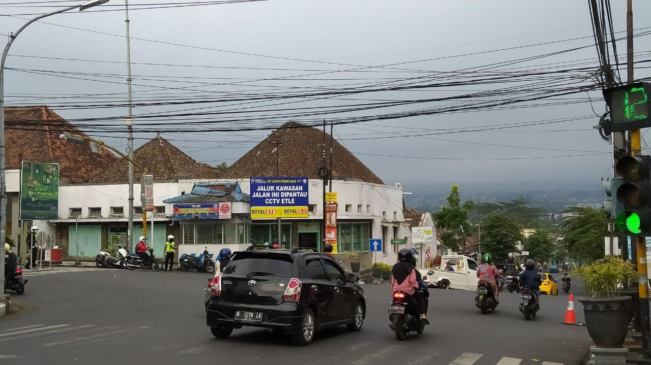 Ruas jalan di Simpang Empat Jalan Gajah Mada dan Panglima Sudirman yang sudah dipasang kamera ETLE selama ini.