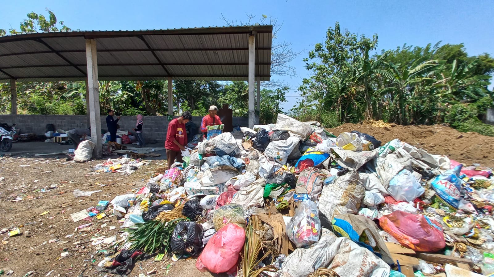 4 warga dusun Betas ikut aktif sebagai pengumpul dan pemilah sampah di TPS Dusun Betas. (Foto: Mahfud/Tugu Jatim)