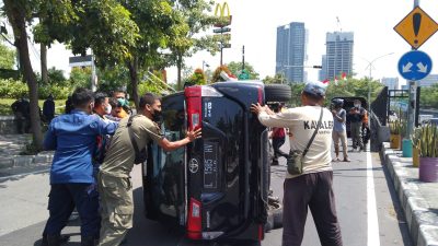 Mobil Kijang Innova terbalik di depan makam pahlawan Surabaya, tepatnya arah underpass pada Senin (22/8/2022).