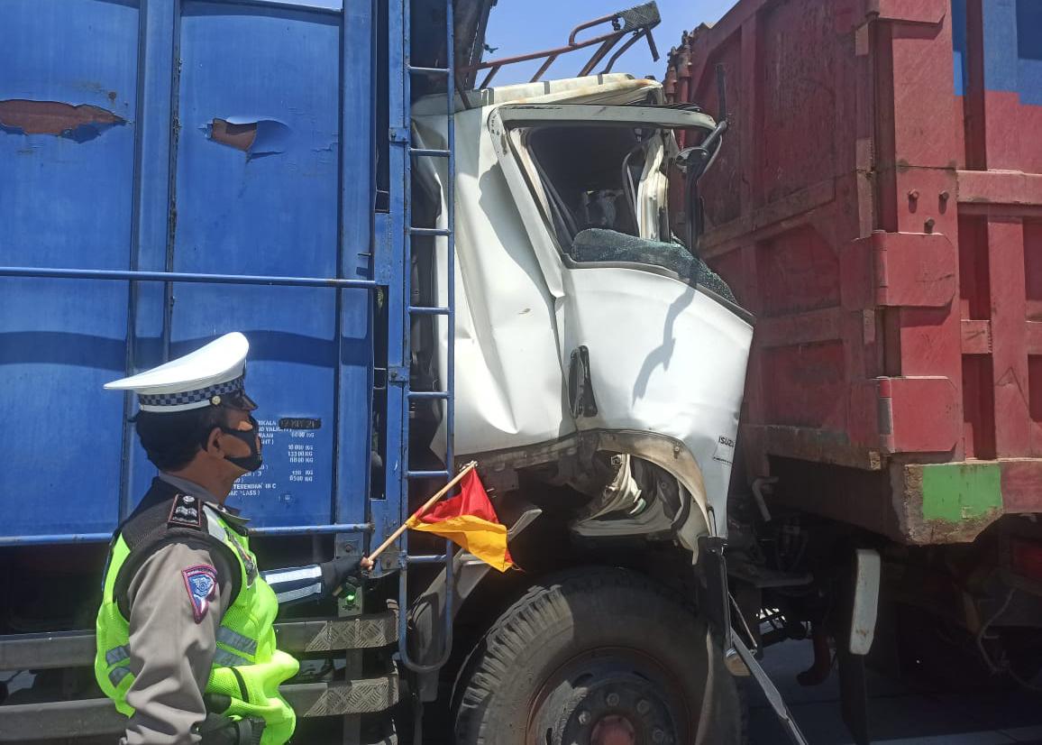 Petugas PJR Polda Jatim saat memeriksa TKP kecelakaan truk tronton tabrak dump truk di Tol Gempol - Pasuruan KM 797.800 B.