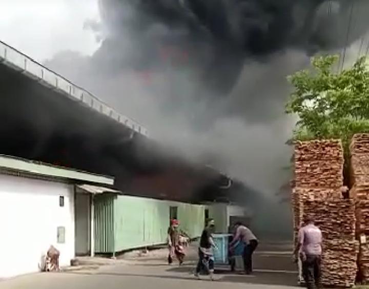 Kebakaran pabrik kayu. (Foto: Dok warga/Tugu Jatim)