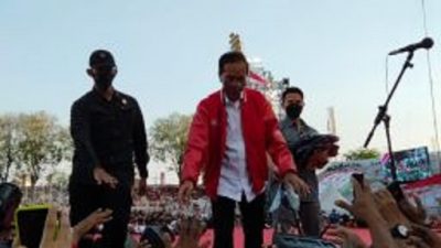 Presiden Jokowi ketika menyapa relawan Sapulidi di Stadion Gelora 10 November, Surabaya, Minggu (21/8/2022) sore.