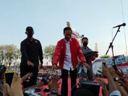 Presiden Jokowi ketika menyapa relawan Sapulidi di Stadion Gelora 10 November, Surabaya, Minggu (21/8/2022) sore.