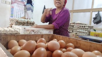 Masripah (70) salah satu pedagang telur ayam di Pasar Baru Tuban.