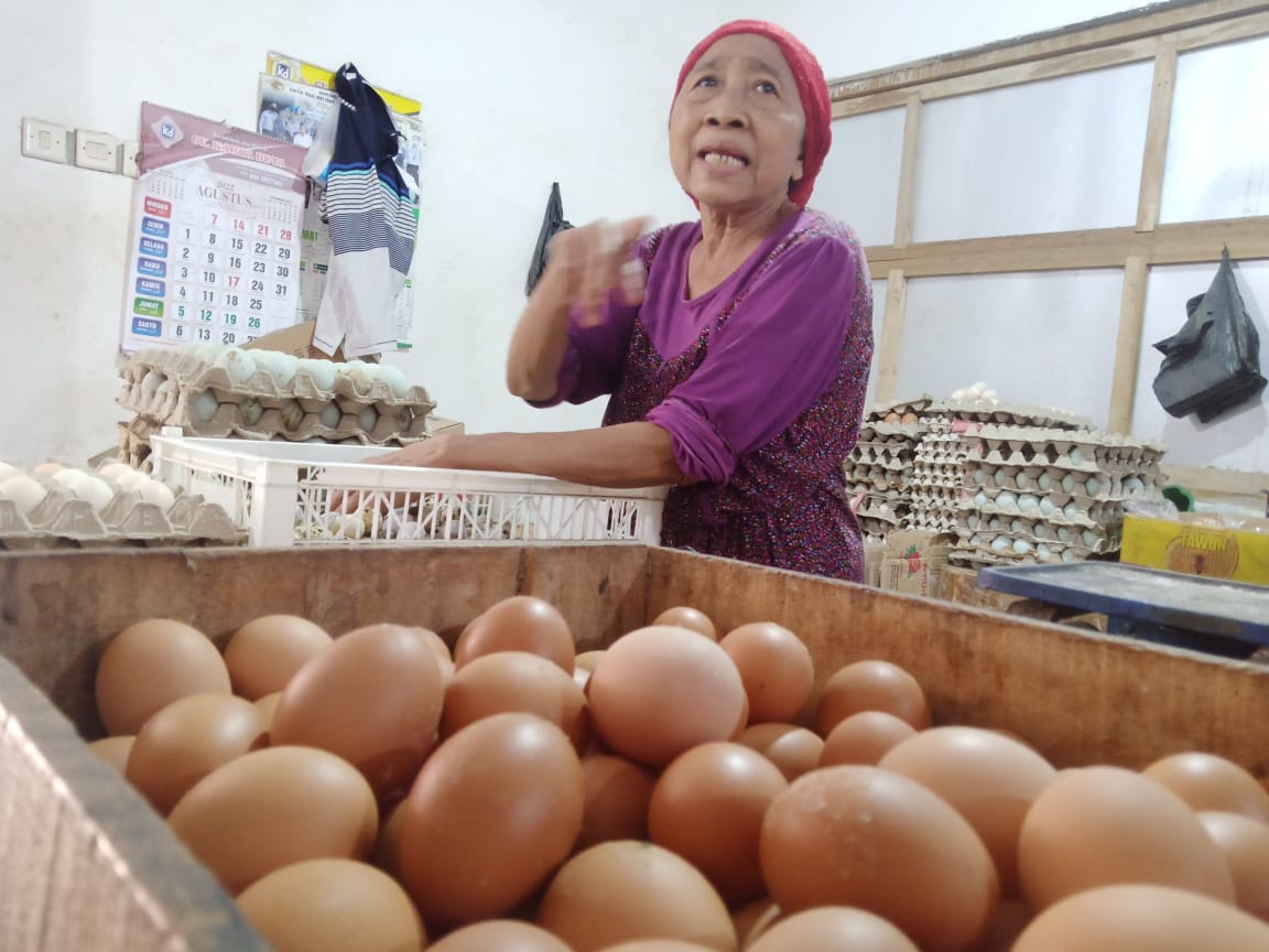 Masripah (70) salah satu pedagang telur ayam di Pasar Baru Tuban.