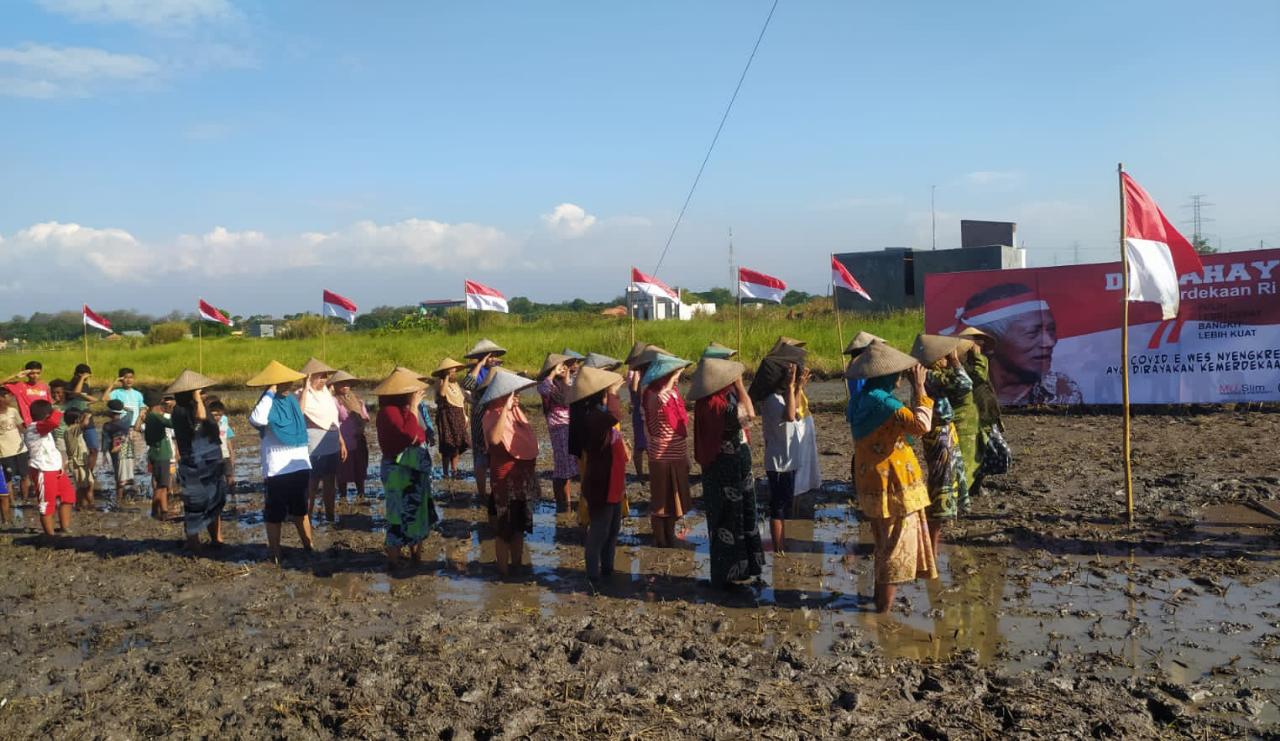 Suasana upacara HUT ke 77 RI di tengah sawah Dusun Masangan, Desa Masangan, Kecamatan Bangil, Kabupaten Pasuruan.