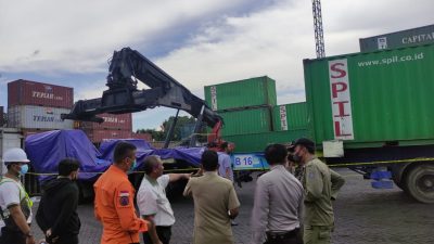 Proses evakuasi peti kemas yang menimpa Head Truk.