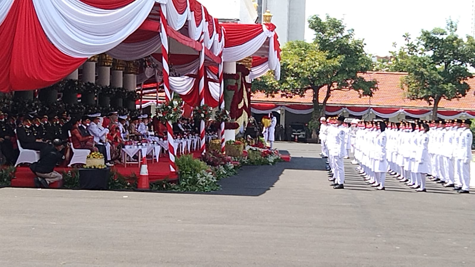 Prosesi penyerahan sang saka Merah Putih yang diberikan Gubernur Jawa Timur Khofifah Indar Parawansa kepada Paskibraka.