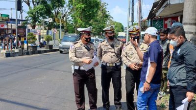 Jajaran Satlantas Polres Pasuruan Kota bersama Korlantas Polri dan Polda Jatim saat survei lokasi pemasangan cctv di simpang empar Kebonagung.