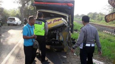 Petugas Satlantas Polres Pasuruan saat memeriksa TKP kejadian kecelakaan truk ditabrak Kereta Api di perlintasan kereta.