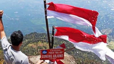 Ilustrasi pengibaran bendera merah putih di gunung Arjuno tahun lalu