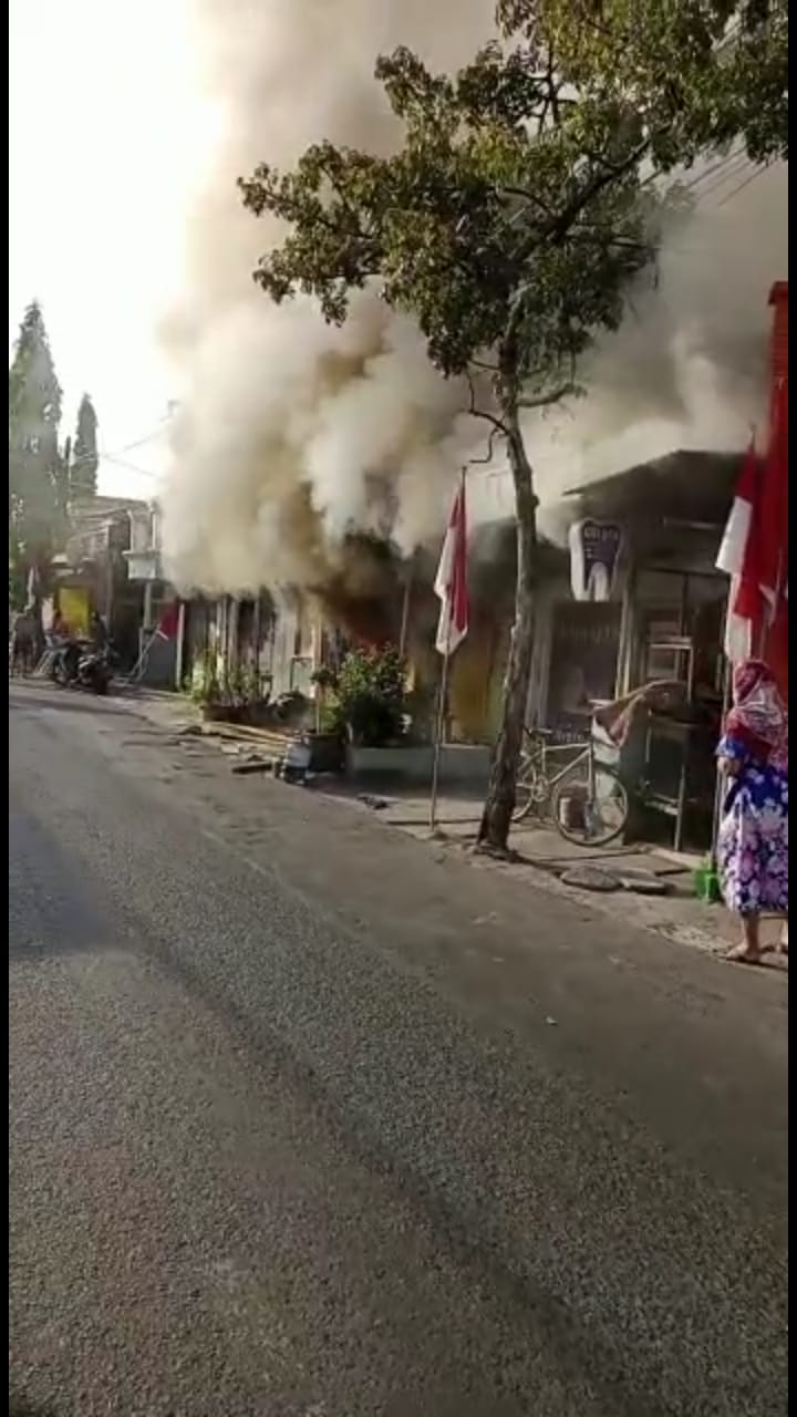 Kebakaran warung. (Foto: Dok Call Center 112/Tugu Jatim)