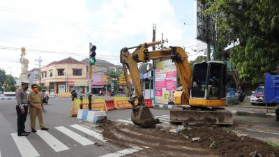 Perbaikan ruas jalan Ponorogo yang masuk dalam proyek Pemulihan Ekonomi Nasional.