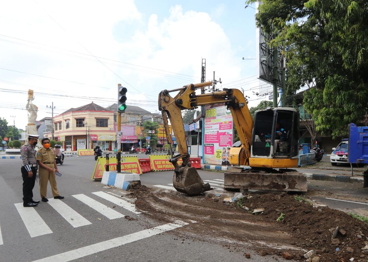Perbaikan ruas jalan Ponorogo yang masuk dalam proyek Pemulihan Ekonomi Nasional.