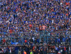 Arema FC Didenda Rp170 Juta, Dipicu Oknum Tak Bertanggung Jawab Lempar Petasan hingga Nyalakan Flare