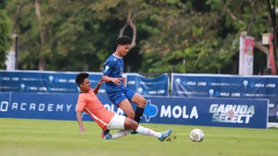 Pemain Arema FC U-18 berusaha melewati pengawalan pemain Persija Jakarta U-18.