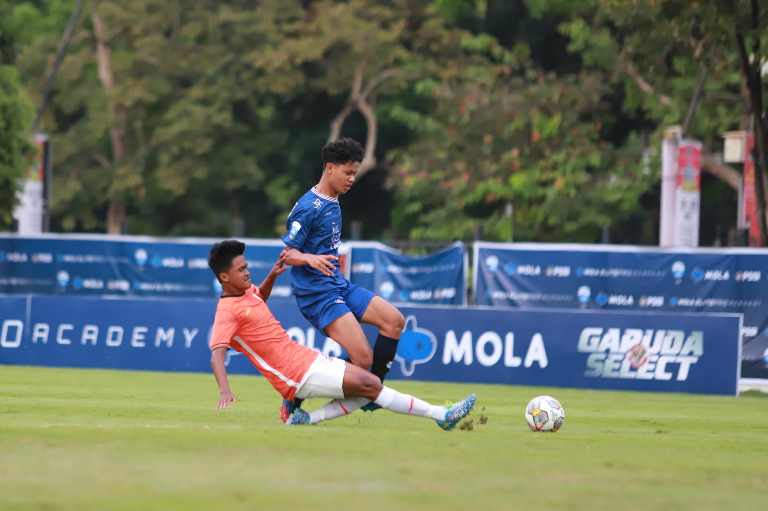 Pemain Arema FC U-18 berusaha melewati pengawalan pemain Persija Jakarta U-18.